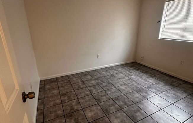 2 beds, 1 bath, $1,150, Unit 814 Kentucky C