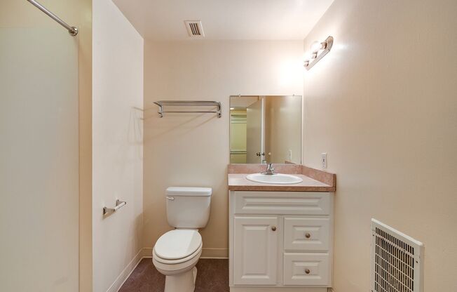 Studio, 1 bath, 325 sqft, $935, Unit 210