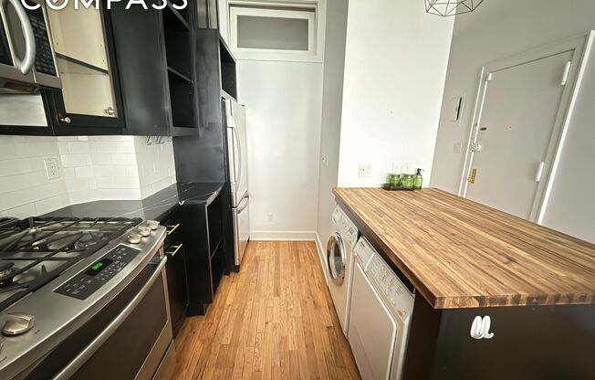 458 W 22 ST