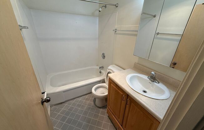 2 beds, 1 bath, 859 sqft, $2,695, Unit C-202