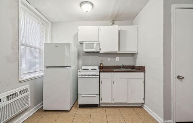 Studio, 1 bath, 280 sqft, $890, Unit B14