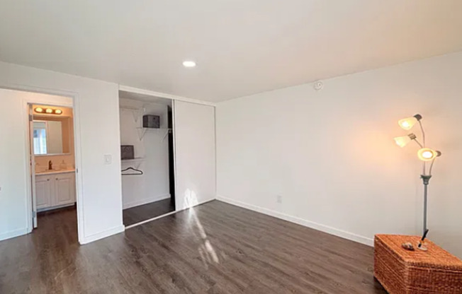 2 beds, 1 bath, $2,250, Unit 220