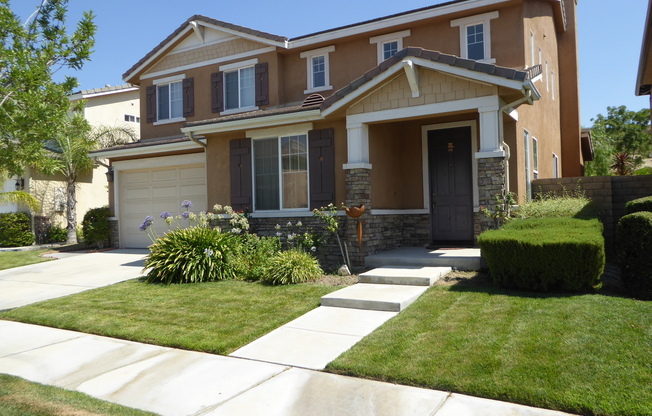 4 Bedroom Home in the Canyon Gate Community in Newhall!