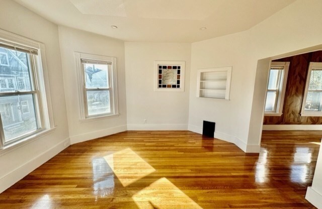 3 beds, 1 bath, $4,200, Unit 1