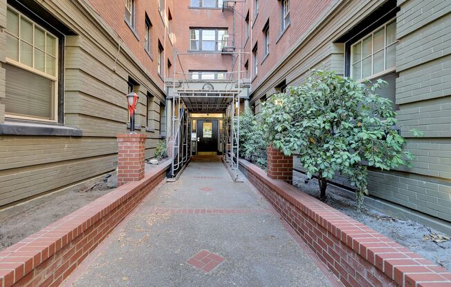 1BD/1BTH Historic Condo in Portland