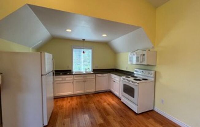 Cozy 1 Bed 1 Bath Apartment with Private Garage in SeaTac