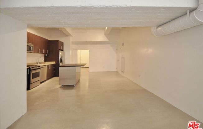 Studio, 1 bath, 930 sqft, $2,850, Unit M02