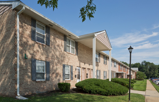 2 beds, 1 bath, 930 sqft, $1,940, Unit B-11