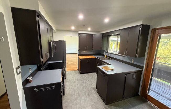 Top Floor Unit in Tastefully Updated Home!