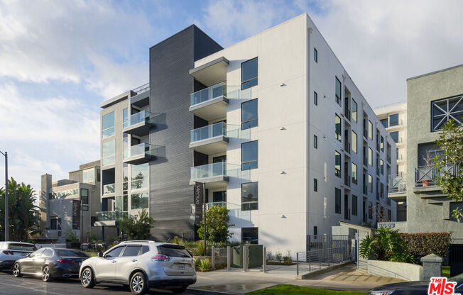 2 beds, 2 baths, 835 sqft, $4,700, Unit 533