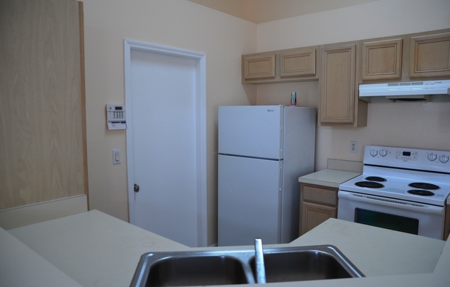 Cute 3/2 House with Laminate Flooring and 1-Car Garage (SE Orlando)