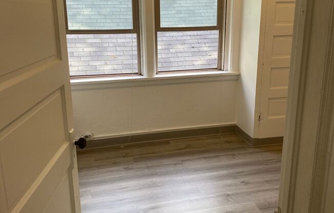 2 beds, 1 bath, $810, Unit H