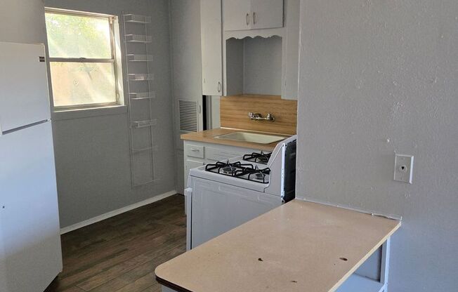 1 bed, 1 bath, $625, Unit Unit E