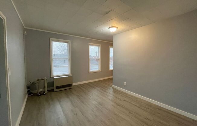 Third floor, 2 bedroom, 1 Bath in Manchester, NH, Hot Water Included - $1700/month