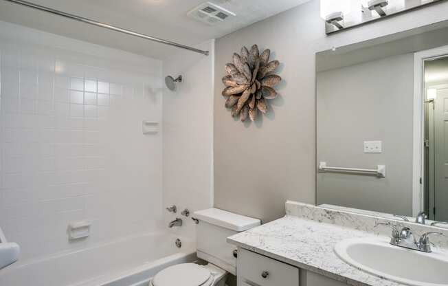 bathroom at Bellaire Oaks Apartments, Texas, 77096