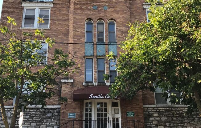 Studio, 1 bath, 400 sqft, $825, Unit 111