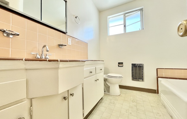 2 beds, 1 bath, $2,695