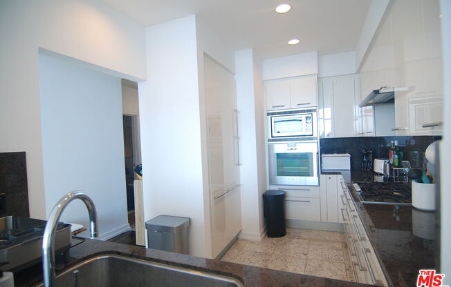 1 bed, 1.5 baths, 1,020 sqft, $5,500, Unit 31F