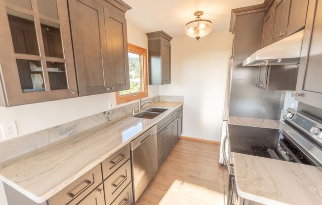 freshly remodeled 3BR/2Bth, 1064sqft penthouse apartment with an amazing location in the heart of North Berkeley's coveted Gourmet Ghetto. Move in Special----