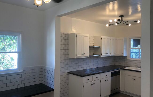 ******* BEAUTIFUL FRENCH NORMANDY STYLE 2BR APARTMENT *******