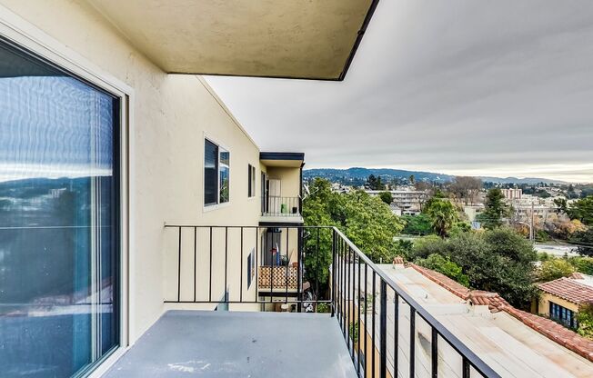 2 beds, 1 bath, 900 sqft, $2,664, Unit APT. 206