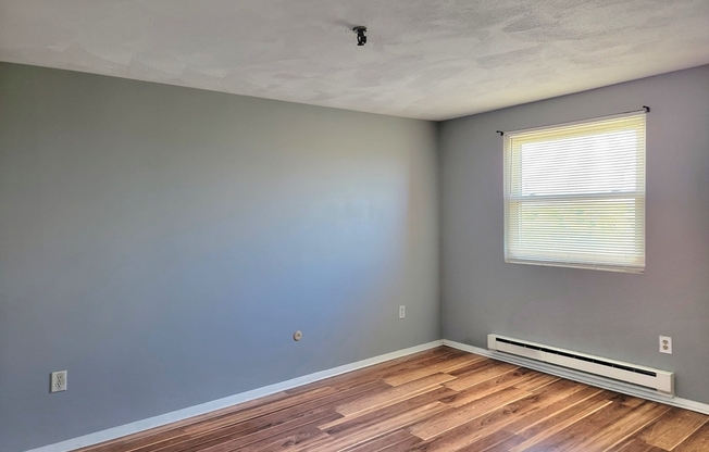 2 beds, 1 bath, 1,093 sqft, $2,400, Unit 1011