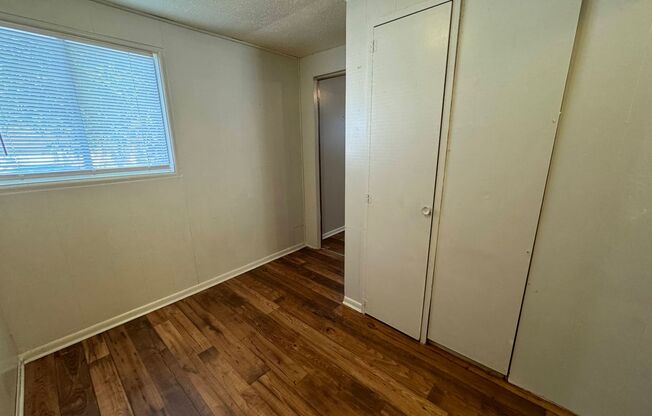 3 beds, 1 bath, $1,100