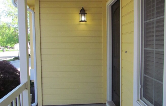 4 bedroom 2 bath + Bonus Room home and neighborhood pool in NW Meridian!