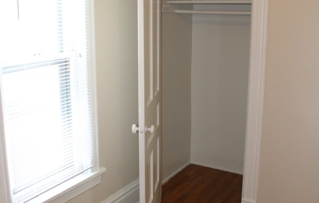 2 beds, 1 bath, 700 sqft, $1,250, Unit 02
