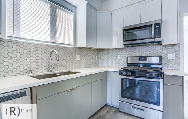 3 beds, 3 baths, 1,565 sqft, $3,600, Unit 11639 1/2 Burbank Blvd