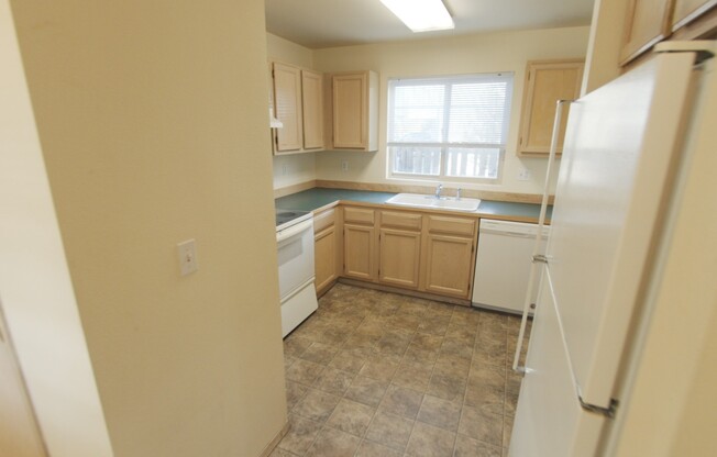 3 beds, 1 bath, 960 sqft, $1,600, Unit B