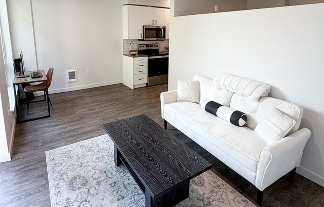 1 bed, 1 bath, 585 sqft, $1,715, Unit 516