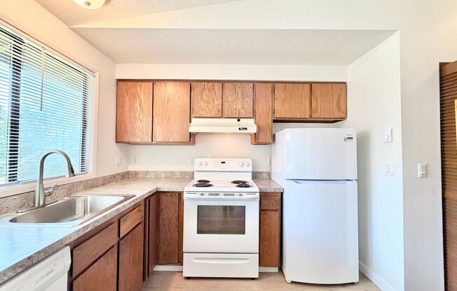 One Month Free! Modernized Lake Oswego 2 Bedroom Condo, Great Storage, Pool, Most Utilities Included!