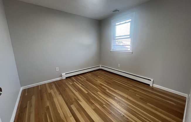 3 beds, 1 bath, $3,250, Unit 2