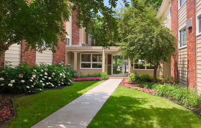 2 beds, 1 bath, 737 sqft, $1,299, Unit 667010