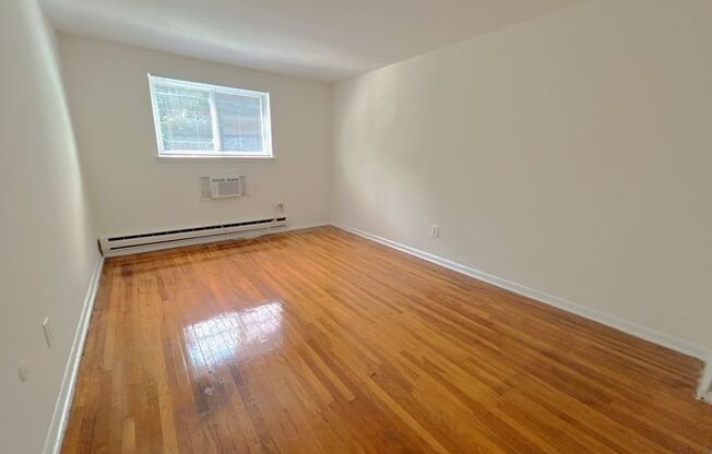 1 bed, 1 bath, 575 sqft, $1,049, Unit M10