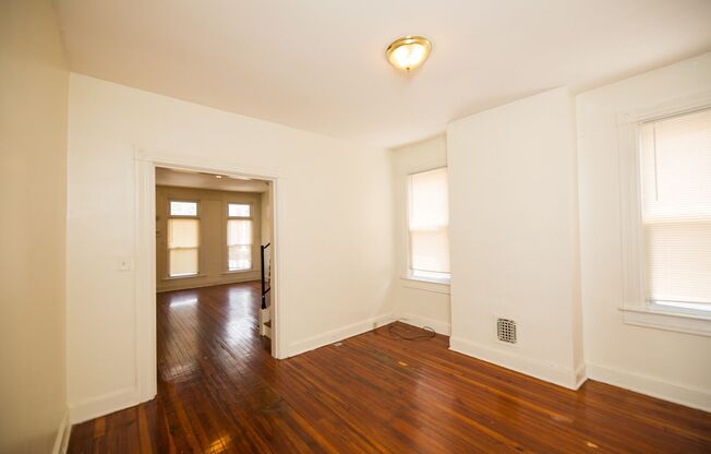 Charles Village 3bd/1.5ba Rowhome w/ W/D & A/C! --Available 8/14