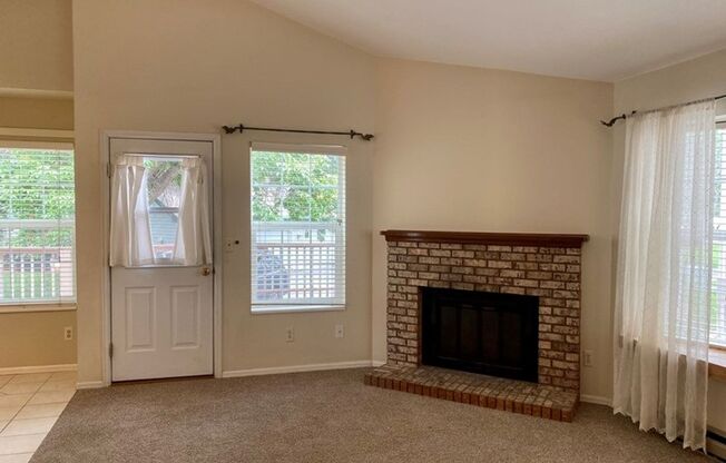 Light & Bright End Unit Townhouse!