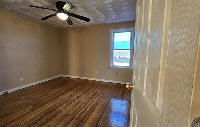 3 beds, 1 bath, 947 sqft, $1,850, Unit 3