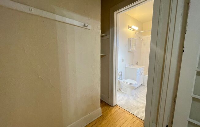 Studio, 1 bath, $895, Unit 17