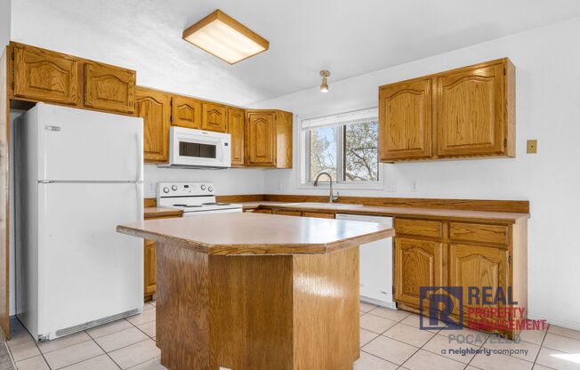 Beautiful 4 bed 2 1/2 bath - 3 car garage