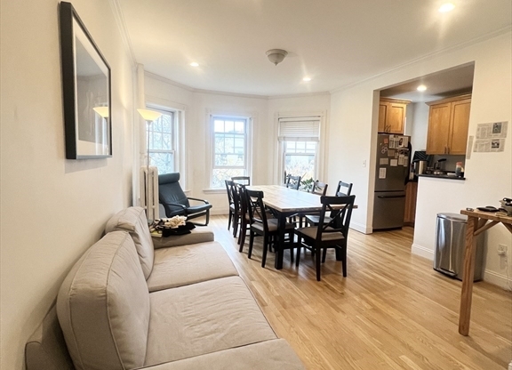 2 beds, 1 bath, $3,600, Unit 32