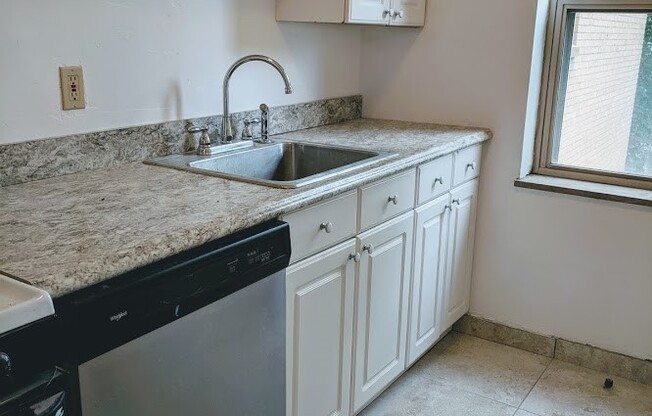 3 beds, 1 bath, $2,175, Unit 202A