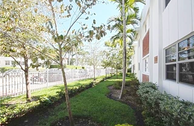 Beautiful garden unit with 1bed/1bath in the heart of South Beach!
