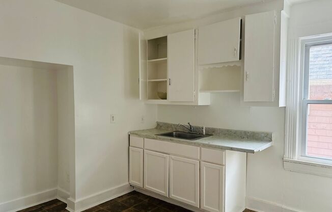 2 beds, 1 bath, $1,100, Unit UP