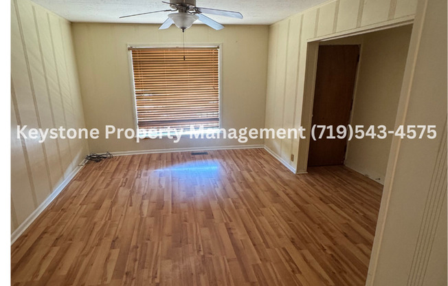 Conveniently located -  Downtown Apartment in 4-Plex with 2 Bedrooms/1 Bath $925/$925