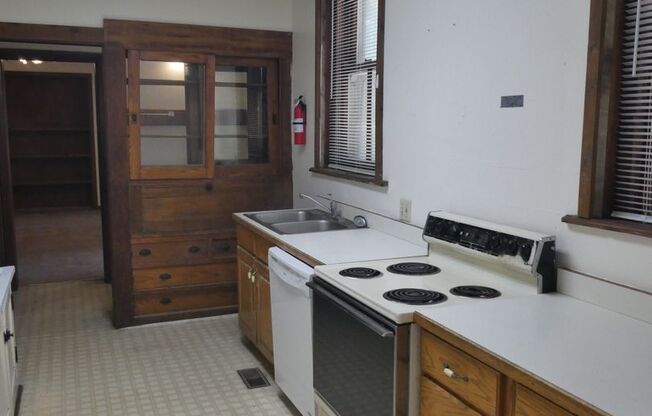 4 beds, 2 baths, $2,000, Unit Apt A