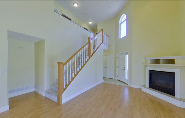 Gorgeous West Side Town Home with 2 Car Garage + Vaulted ceilings! Available July 25th!
