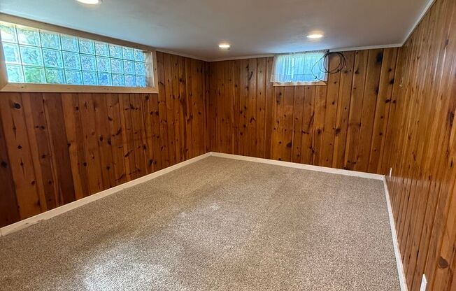 Centrally located 2 bed 1 bath upper level duplex