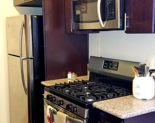 2 beds, 1 bath, 820 sqft, $2,075, Unit 818-72